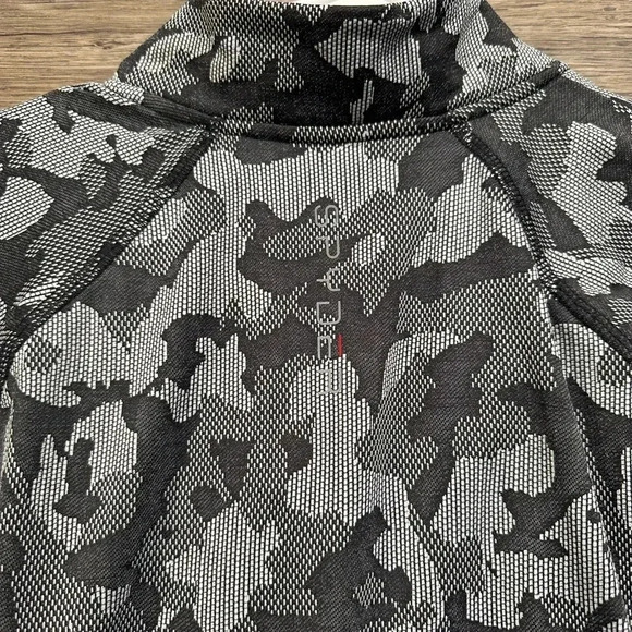 Spyder Gray Camo Women's Cropped Half Zip Top Size Large - Picture 3 of 5